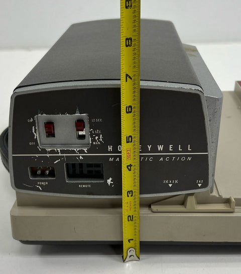 Vintage Honeywell 652 Auto/Sharp Magnetic Slide Projector UNTESTED