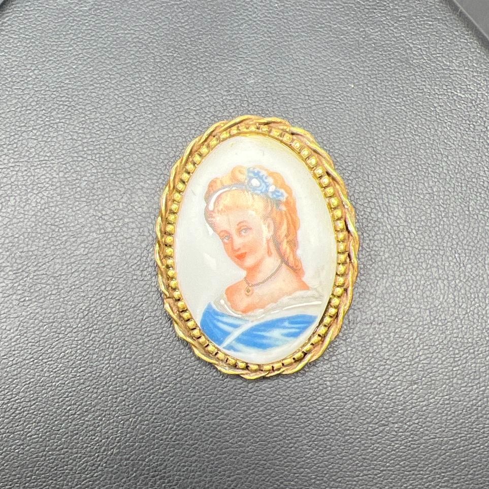 Vintage Goldette Limoges Hand Painted Porcelain Lady Brooch 13.89g