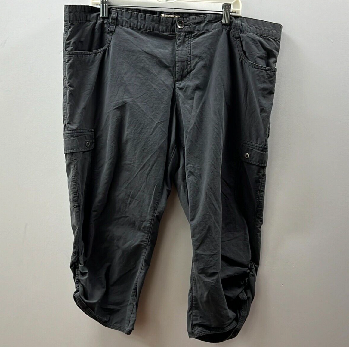 Woolrich Women's Gray Cargo Pockets Flat Front Hiking Capri Pants Size –  Shop Thrift World