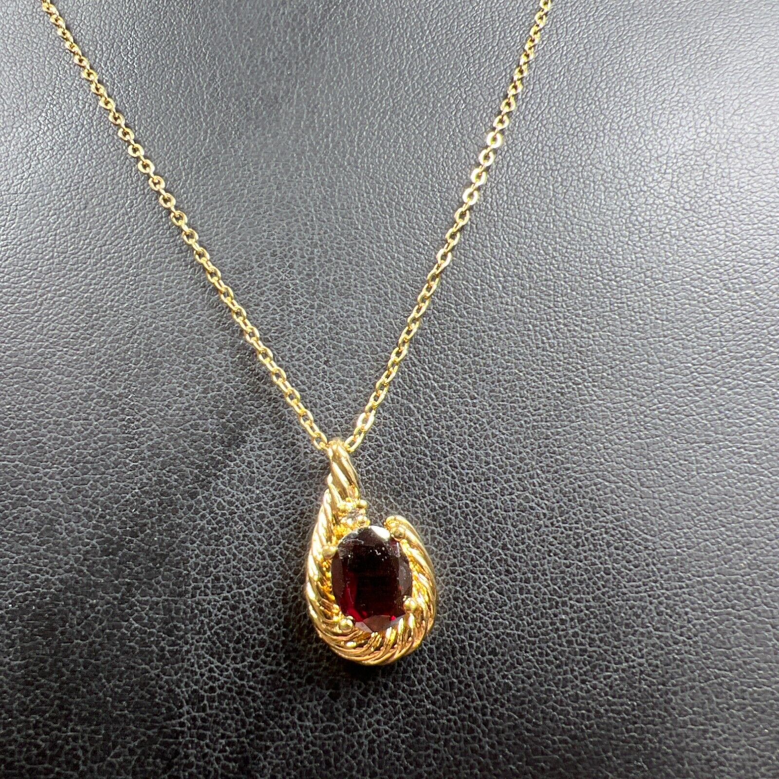 Gold Tone Costume Jewelry Red Garnet Stone Lobster Clasp Chain Pendant Necklace