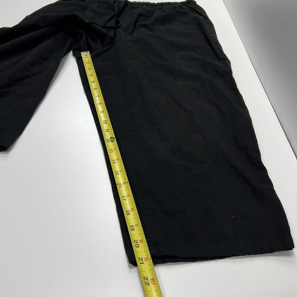 NWT Bobbie Brooks Women's Black Solid Laundered Clamdigger Capri Pants –  Shop Thrift World