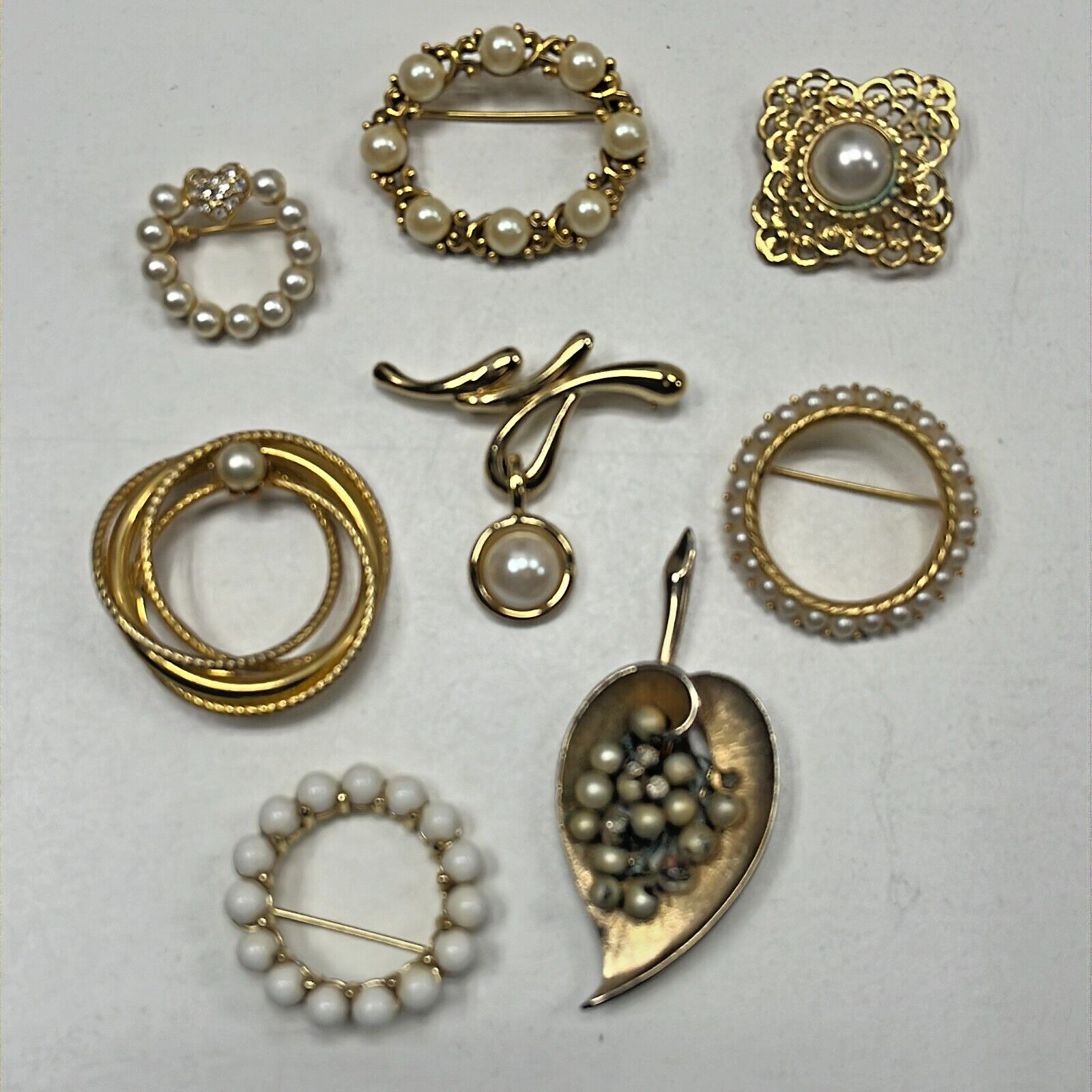 Lot Of 8 Costume Jewelry Gold Tone Heart Leaf Round Wreath Beaded Pin Brooch
